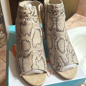 Bare Traps Reining Sandstone Embossed Snake Print Open Toe, Open heel